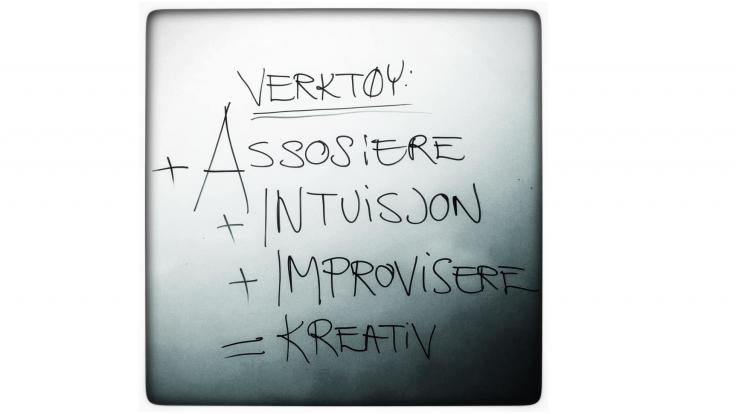Tekst på tavle: Verktøy + assosiere + intuisjon + improvisere = kreativ