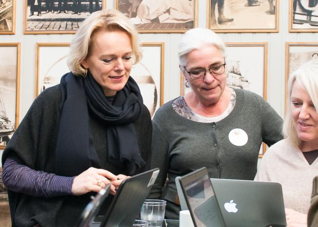 Jorun Løvoll til venstre og Kjersti Holm Johansen ser på dataskjerm