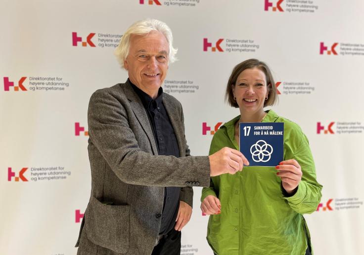 Bilde av Geir Syvertsen fra Viken fylkeskommune og Kristine Winjevoll fra Innlandet fylkeskommune med plakat som viser bærekraftsmål 17