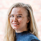 Portrett av artikkelforfatter Adine Dørum - dame med lyst hår og briller