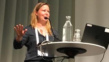 Rie Thomsen i et foredrag under IAEVG-konferansen 2018.