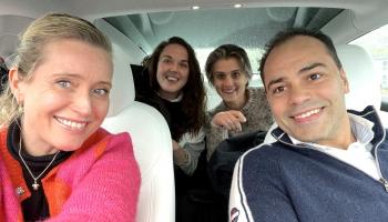 Bilete av jobbspesialist Lisbeth Mehl og kolleger i bilen