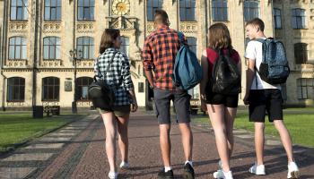 Illustrasjonsbilde av studenter på vei mot en universitetsbygning