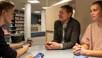 Direktør i HK-dir, Sveinung Skule, sitter sammen med elever ved Elvebakken videregående skole i Oslo.