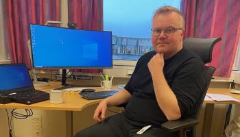 Bilete av Erik Hagaseth Haug på kontoret hans i Søndre Land kommune.