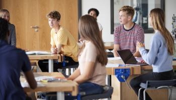 Ungdom som sitter i et klasserom