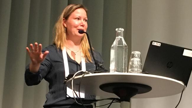 Rie Thomsen i et foredrag under IAEVG-konferansen 2018.