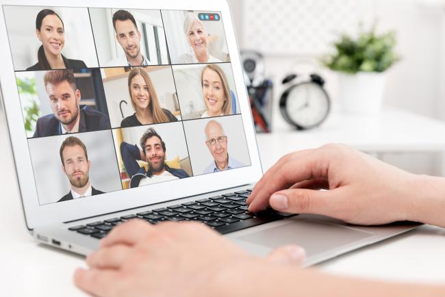 En pc-skjerm med bilde av ni personer som er i en digital samtale