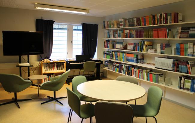 Bilete av biblioteket i Ringerike fengsel, der vi ser bokhyller og sittegrupper.