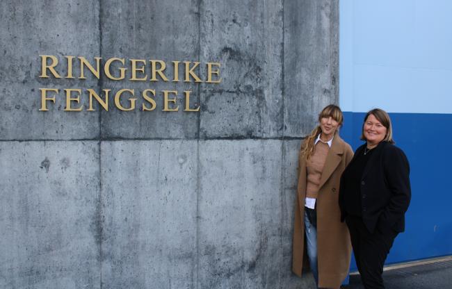 Bilete av Gry Helgerud og leiaren hennar, Linn Forbord ved inngangen til Ringerike fengsel.
