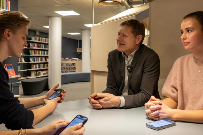 Direktør i HK-dir, Sveinung Skule, sitter sammen med elever ved Elvebakken videregående skole i Oslo.