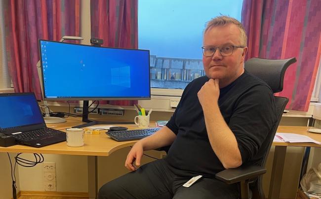Bilete av Erik Hagaseth Haug på kontoret hans i Søndre Land kommune.