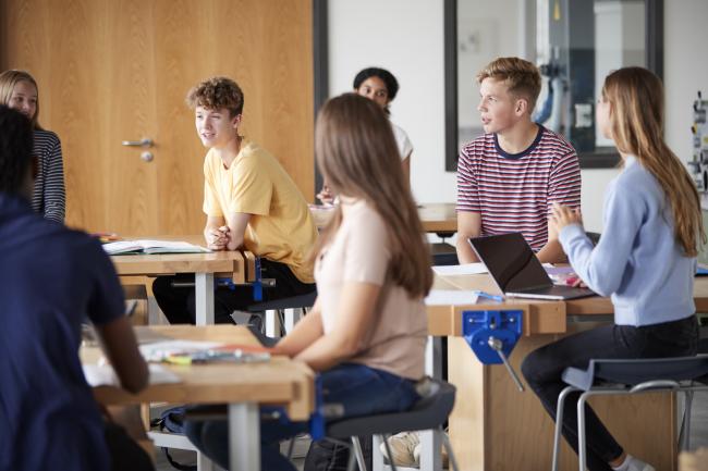 Ungdom som sitter i et klasserom