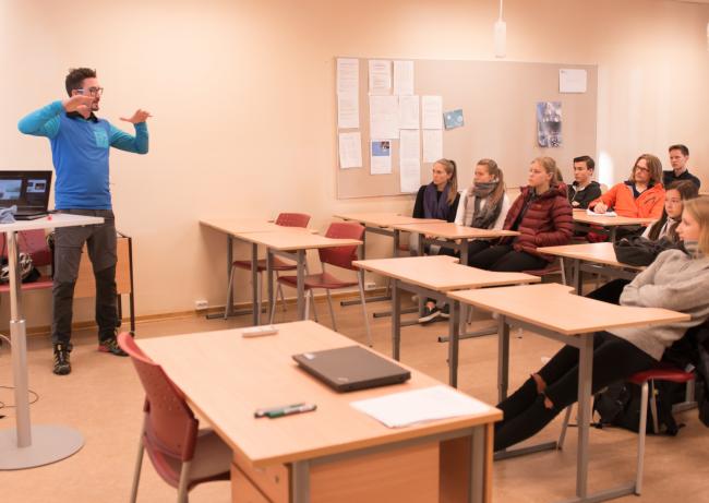 Iver Martens på skolebesøk i Tromsdalen videregående skole