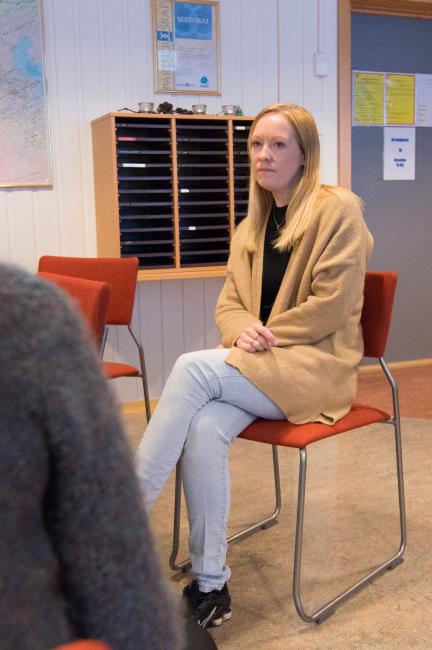 Kristine Foshaug. Kristine Foshaug sitter på en stol.
